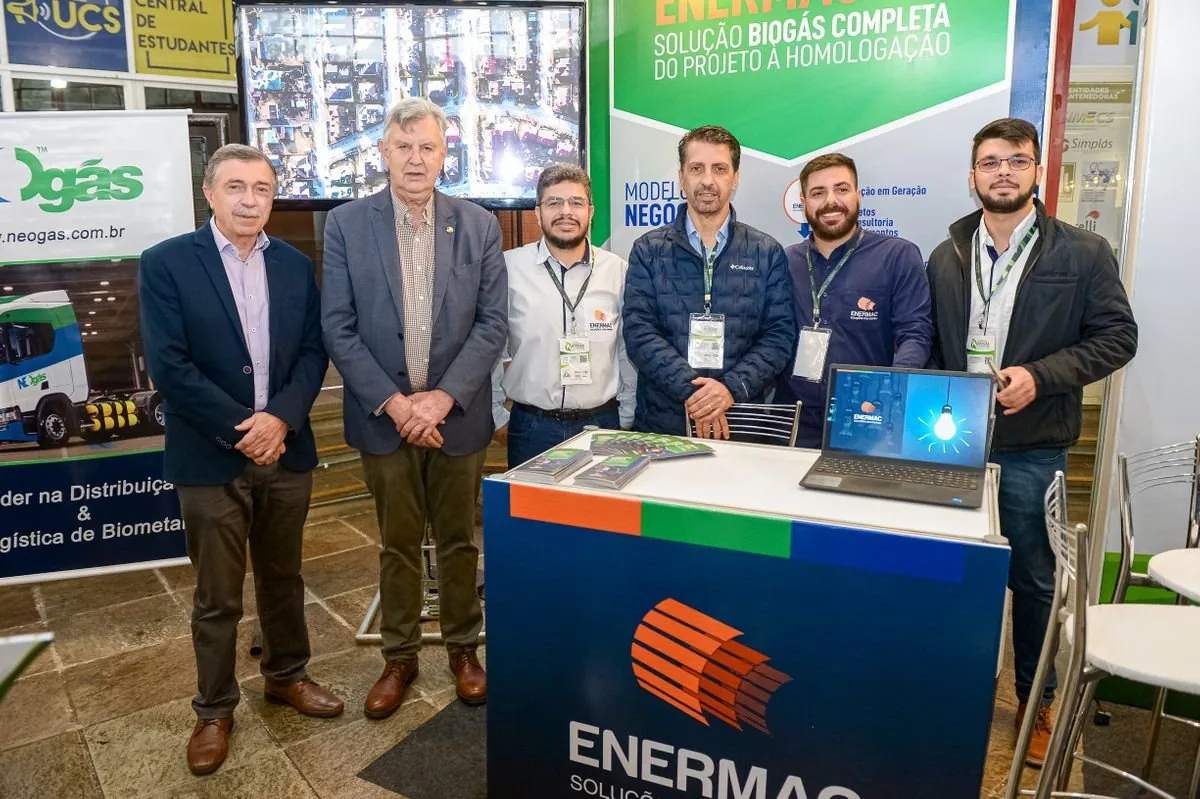 Equipe Enermac apresentando soluções de biogás